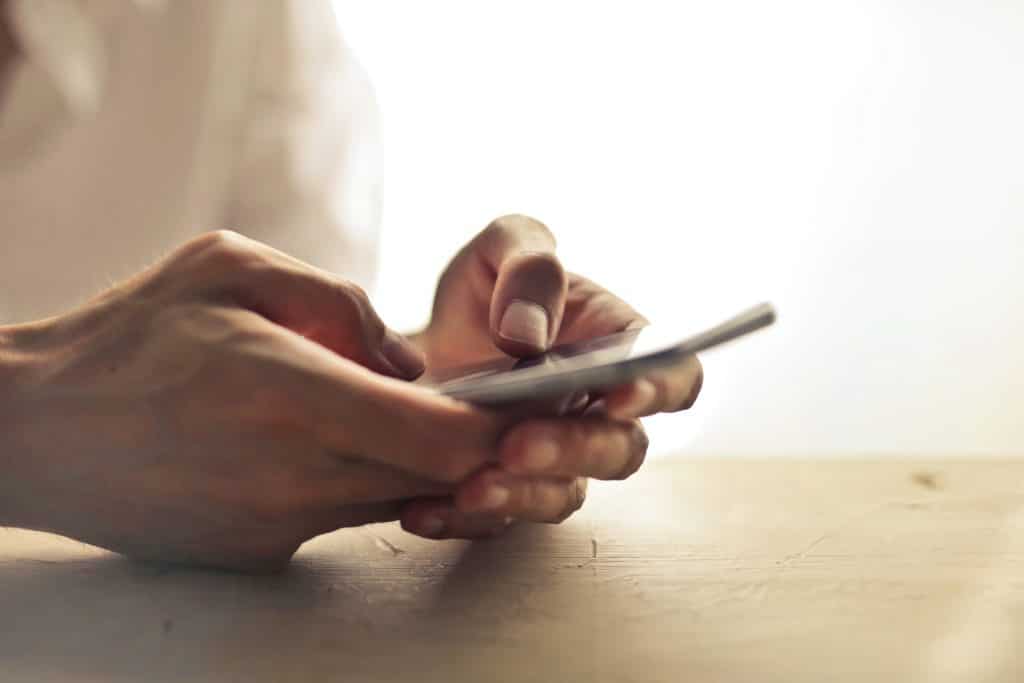 Person, die auf ein Handy tippt